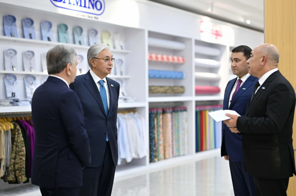 Токаев и Мирзиёев посетили текстильный кластер в Узбекистане