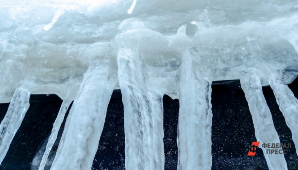 Глыба льда рухнула на 4-летнюю девочку на Сахалине: ребенок в гипсе до пят