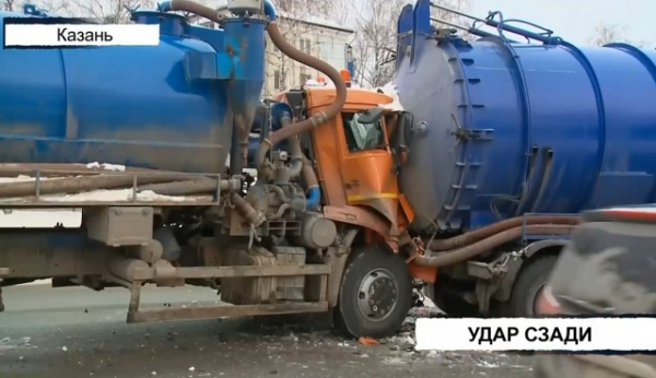 Цепная реакция на Ямашева в Казани: &laquo;КАМАЗ&raquo; превратился в груду металла, водитель чудом выжил