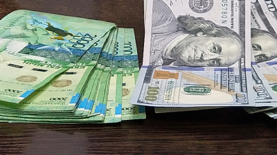Доллар подорожал почти до 533 тенге на KASE