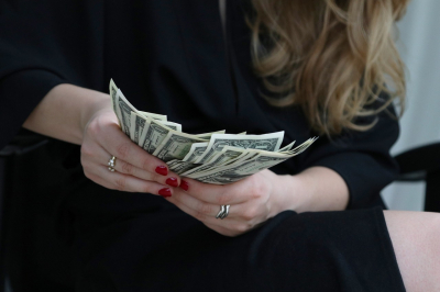 Спрос на доллары упал сразу на 25%. Курс американской валюты при этом бьёт рекорды