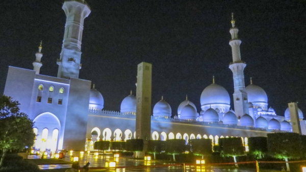 Туристов оставят в номерах: Дубай ввел особый режим для отелей