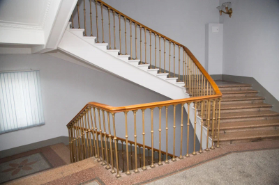 Моисеев напомнил о штрафе за оставленные в подъезде коляски и велосипеды