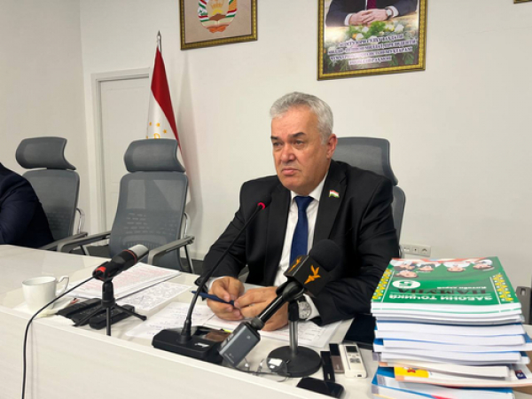 В Таджикистане недовольны, что 9 тысяч детей мигрантов вернулись на родину из России, где их не пустили в школы