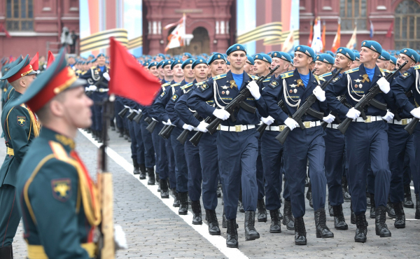 Парад Победы: гостям вручили модели бомбардировщиков и термосы