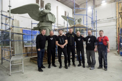 Звезда ММА и свердловские борцы начали создавать 16-метрового Архангела Михаила вручную