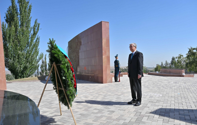 Токаев начал визит в Кыргызстан с посещения «Ата-Бейит»