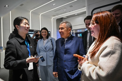 Премиум-авто, наушник-переводчик и игра в го с роботом: что показали Минниханову в Хэфэе