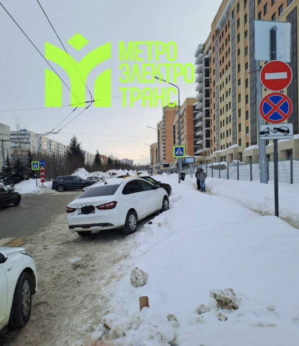 У Деревни Универсиады в Казани водители снова оставили авто под сетью