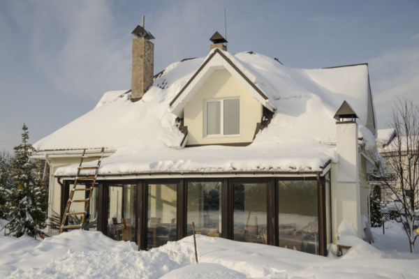 Без риска для жизни: как убрать снег с крыши дома, не поднимаясь на нее