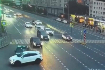 Водитель такси выехала на красный и попала под KIA, гнавшую по автобусной полосе