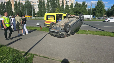 На Южной трассе в Казани перевернулся Renault, на месте работают ГАИ и скорая