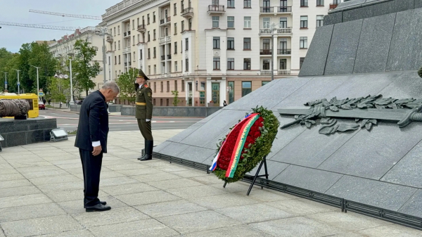 Минниханов в Минске возложил цветы к монументу Победы