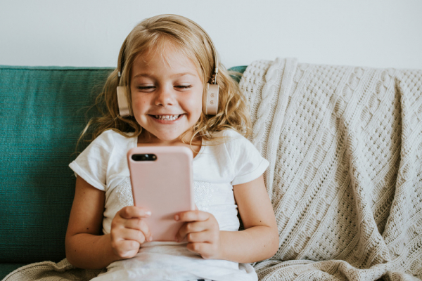 Психолог дала совет родителям при покупке первого гаджета ребенку