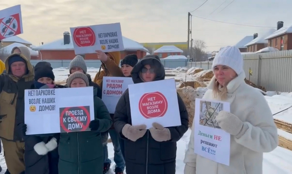 Жители вышли на митинг против строительства магазина в поселке под Казанью