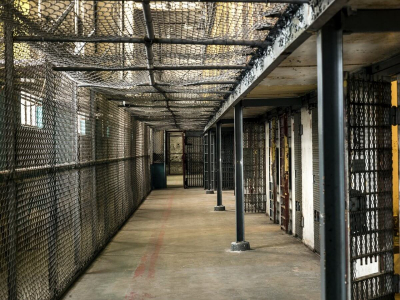 Тысячи заключенных освободят из-за переполненных тюрем в Великобритании