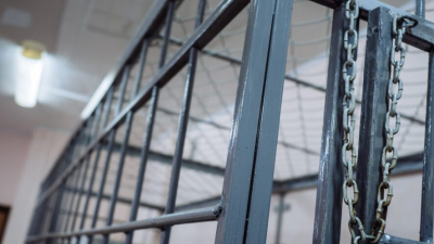 Мужчина напал на двух полицейских прямо в здании суда 02/04/2026 &ndash;