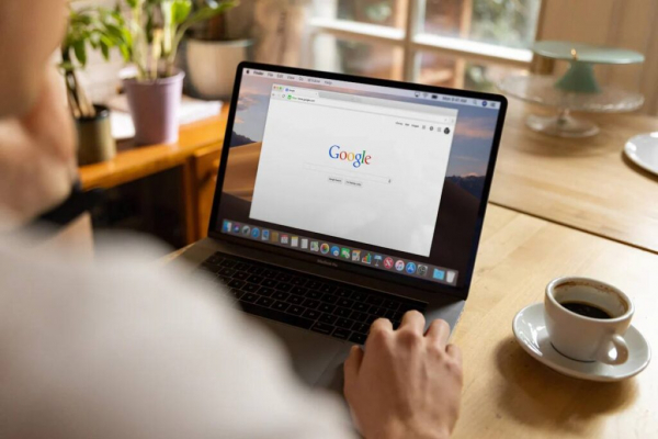 Google разместит рекламу в ответах нейросети своего поисковика
