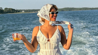 Бейонсе в мини-платье с глубоким декольте отдохнула на яхте с мужем