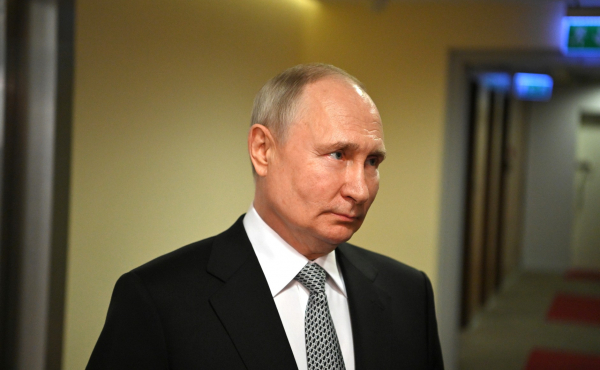 Видео с Путиным без пиджака в аэропорту КНР набрало десятки миллионов просмотров