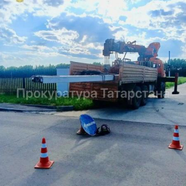 В Татарстане 15-летний мальчик погиб, наехав на столбы в грузовике (ФОТО)