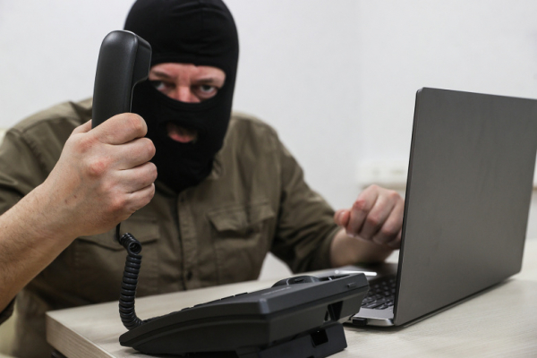 Мошенники придумали способ обмана россиян с помощью &laquo;подарков&raquo;