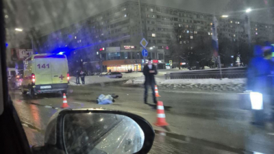 Накрытое тело на дороге: кадры с места ДТП в Челнах, где сбили пешехода 02/03/2026 &ndash; Новости