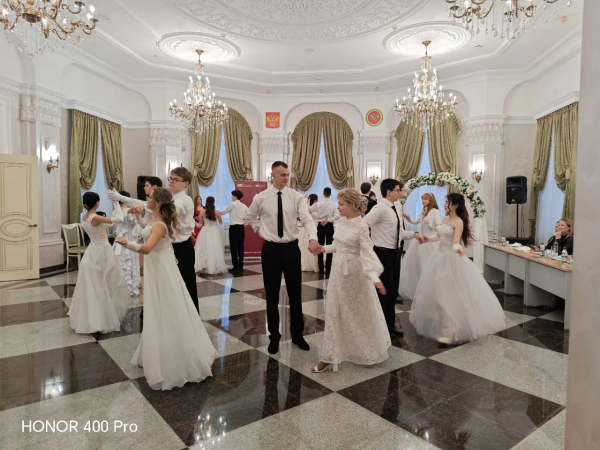 Лига студентов РТ организовала бал в ЗАГСе Лениногорска