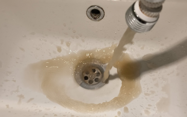 Из крана идёт грязная вода