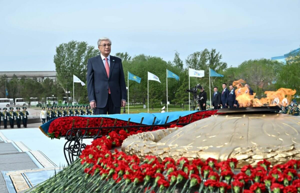 Токаев возложил цветы к монументу &quot;Отан Ана&quot;