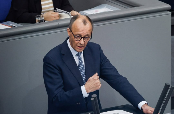 Bild: в Берлине школьника проверяют после плаката с оскорблением Мерца