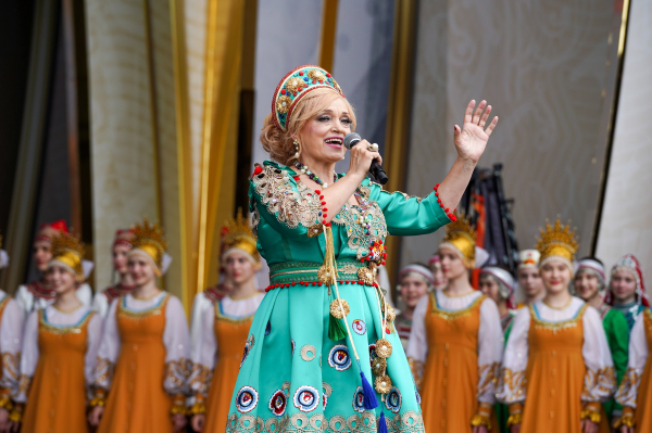 Певица Разина призвала сына Кадышевой не держаться за материну юбку