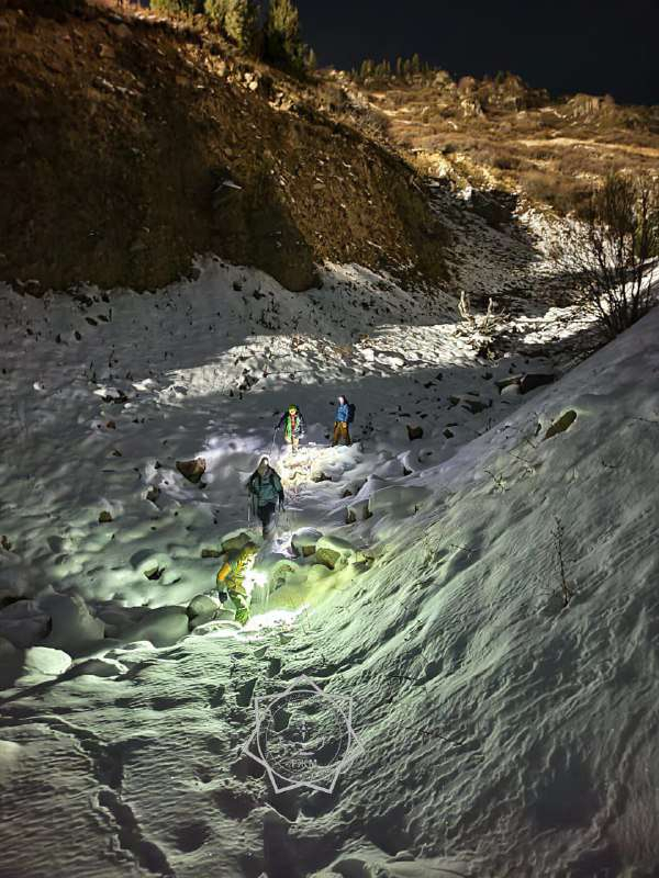 Спасатели спустили с гор двух туристов