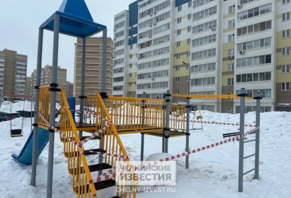 Девочка едва не погибла при падении с горки на детской площадке в Татарстане