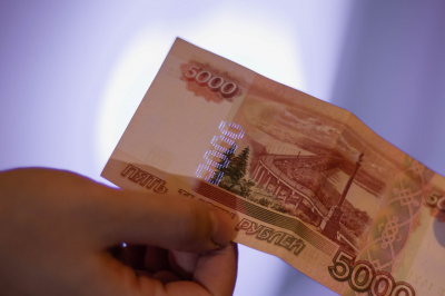 Стало известно, когда работодатель обязан увеличить зарплату сотрудникам