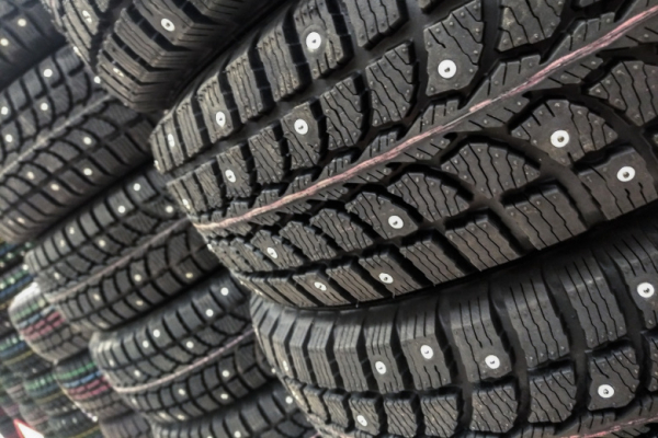 Автомобилистов предупредили, что грозит за езду на шипованных шинах летом