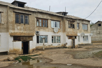 Жители Индербора выживают среди змей и нечистот в аварийных домах