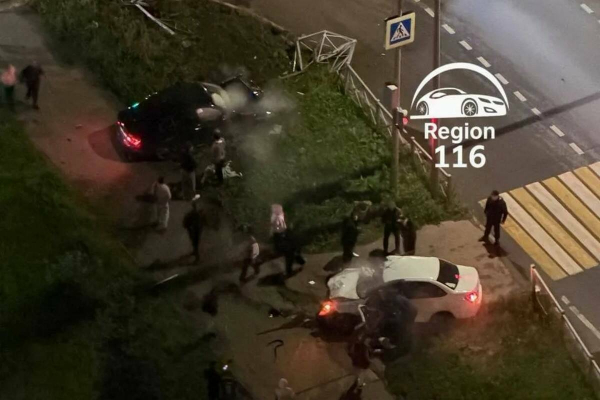 BMW и &laquo;Лада&raquo; вылетели с дороги после столкновения в Казани, четверо пострадавших