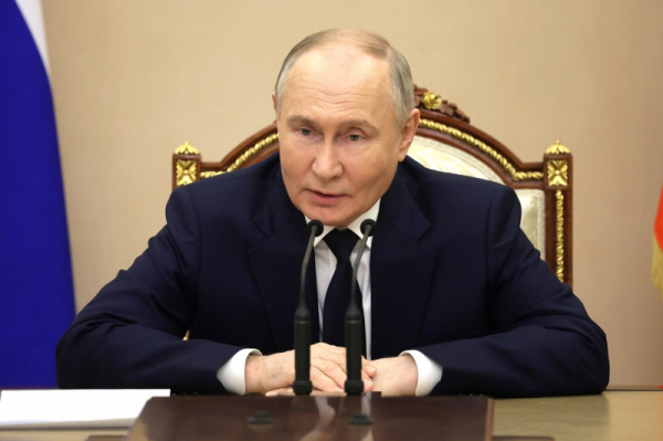 Путин обратился к участникам фестиваля молодежи, Трамп потребовал от Зеленского не трогать дизель: главное за сутки