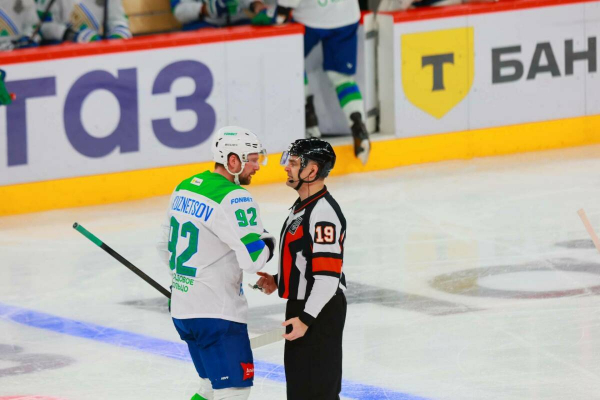 Евгений Кузнецов дисквалифицирован на одну игру за непристойный жест