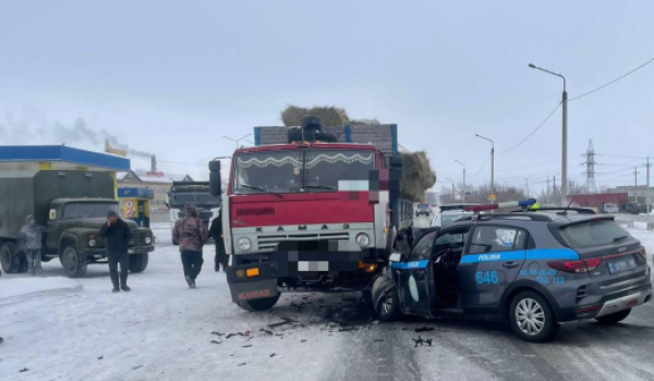 Полицейский автомобиль столкнулся с КамАЗом в Семее