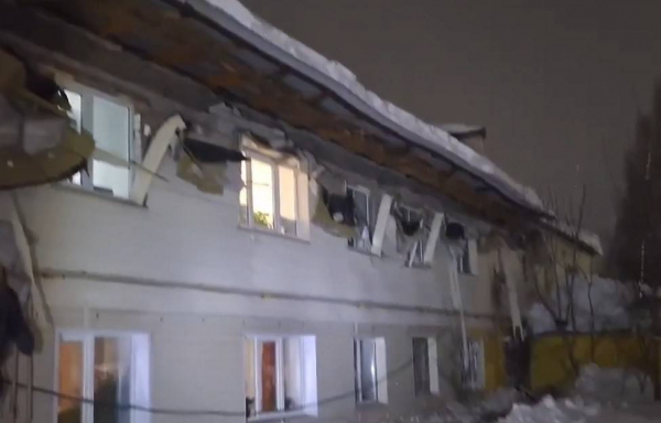 Под тяжестью снега рухнула крыша дома в Зеленодольском - 30 человек эвакуировано