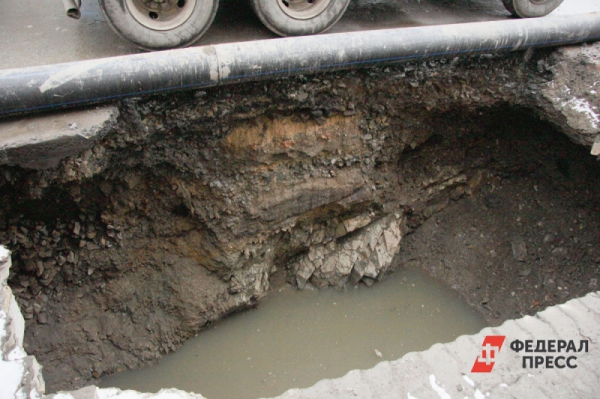 Улицу в Челябинске перекрыли из-за коммунальной аварии: без воды остались 200 домов