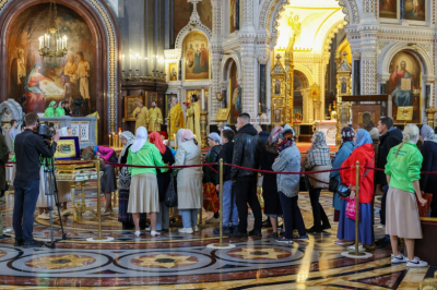 Священник объяснил километровые очереди у мощей Спиридона в Москве