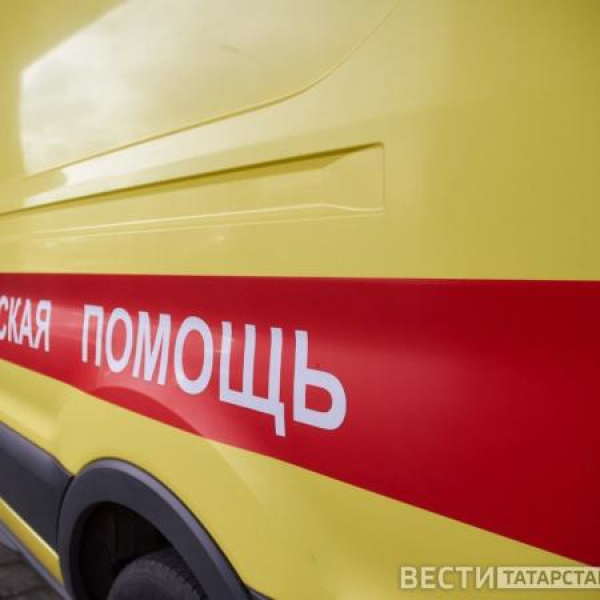 В Менделеевске женщина сорвалась с крыши во время уборки снега