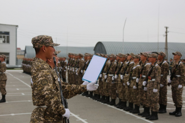 Более ста солдат приняли военную присягу