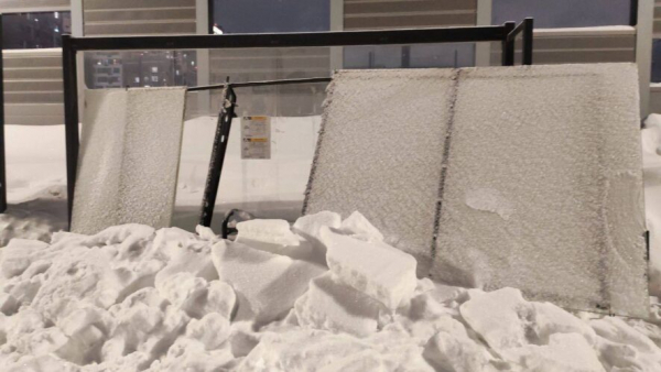 Крыша остановки рухнула под тяжестью снега на ожидавшую транспорт девушку - видео 31/01/2026 &ndash; Новости