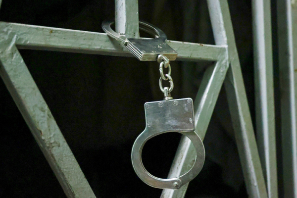В Приморье арестовали мужчину за хищение 5,4 млн рублей у матери бойца СВО