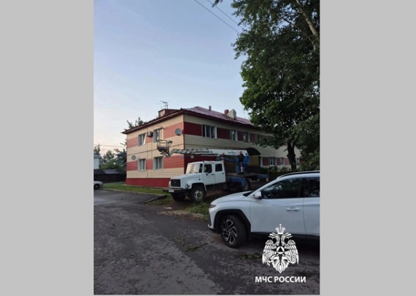 Ураган в Чистополе сорвал крышу и повалил 14 деревьев