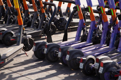 112: в Москве подростки на электросамокате сбили пенсионера и скрылись